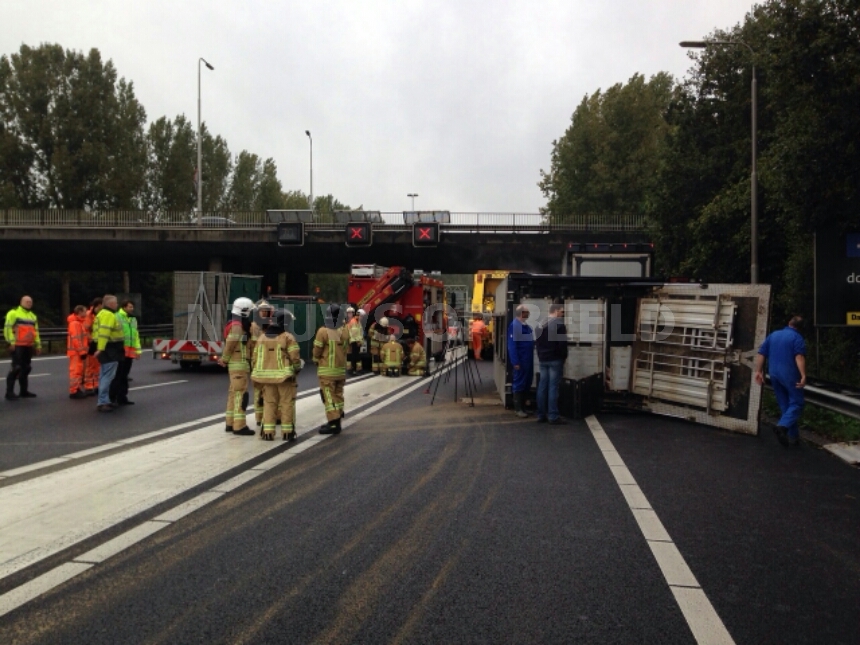 Snelweg A Afgesloten Na Gekantelde Vrachtwagen Bij Nieuwerkerk Aan