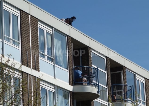 Verwarde man houdt hulpdiensten uren bezig Lakerveld Rotterdam - Nieuws op Beeld