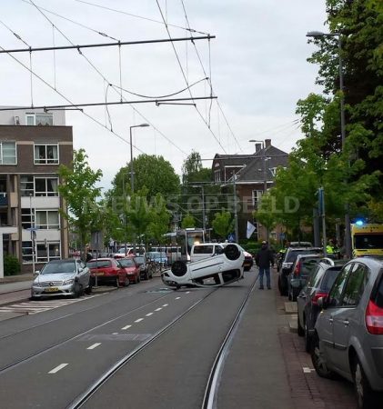 Automobilist ramt geparkeerde auto en slaat over de kop Oudedijk Rotterdam - Nieuws op Beeld
