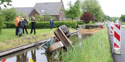 Minigraver onbestuurbaar en raakt te water Ridderbuurt Alphen aan den Rijn - Nieuws op Beeld
