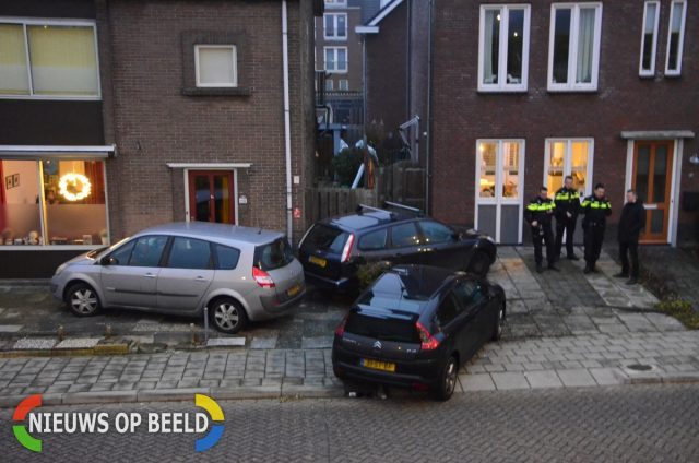 Twee auto's belanden zwaarbeschadigd in tuin na botsing Westeinde Moordrecht - Nieuws op Beeld