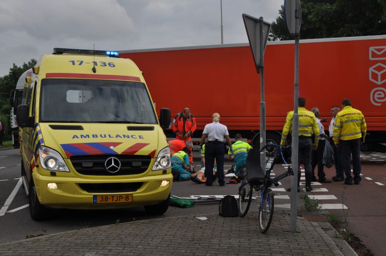 Man op ligfiets zwaargewond na aanrijding op Terbregseweg in Rotterdam