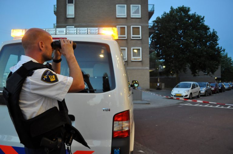 Man schiet op eigen deur in Tarwewijk