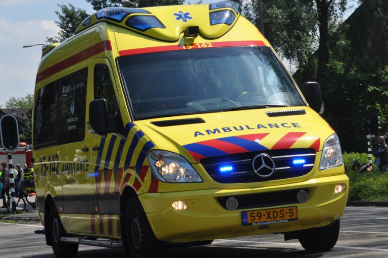 Vrouw (19) zwaargewond na aanrijding Ambulance
