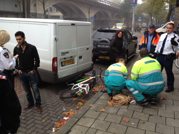 Fietser bekneld onder bestelbus na aanrijding