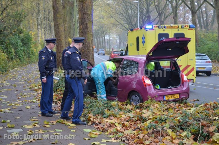 Oudere vrouw rijdt tegen boom