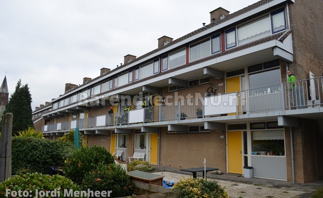 Brand in spouwmuur van flatwoningen