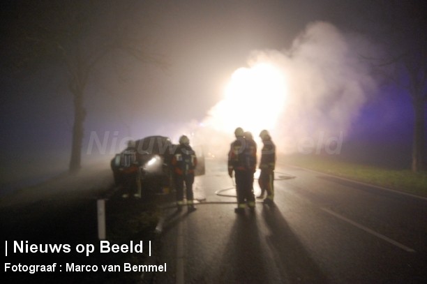 Brandweer blust autobrand in Stolwijk