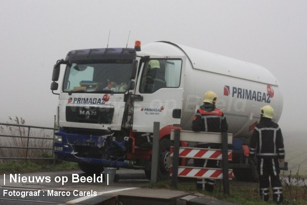 Trein schampt vrachtwagen met gastank in Lisse