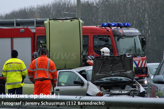 Dak van auto door gewonde A29 Barendrecht