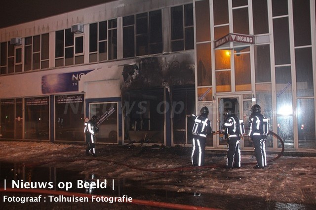 Uitslaande brand in autobedrijf Schiedam