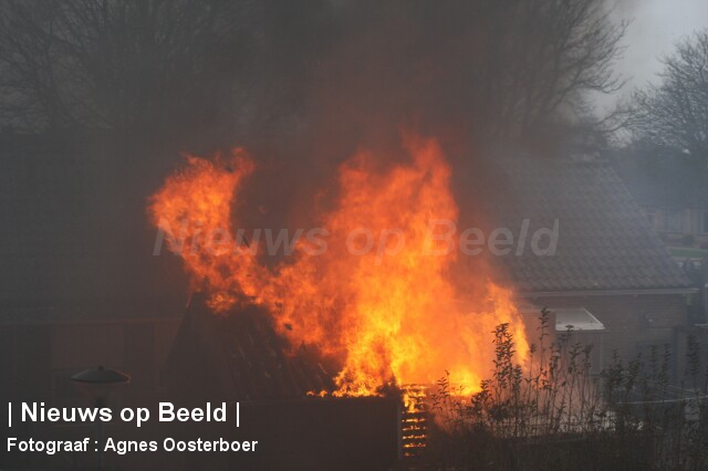 Brand in schuur slaat over naar woonhuis Hellevoetsluis