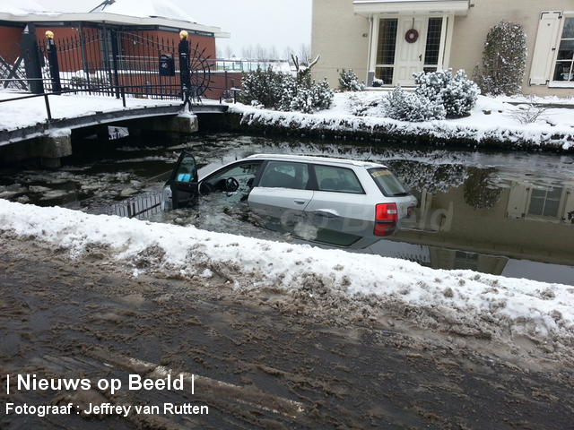 Bestuurder spoorloos na auto te water Oosteindseweg Bergschenhoek