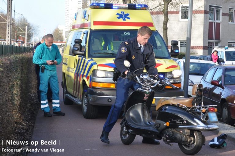 Bestuurster van scooter licht gewond na ongeval op fietspad
