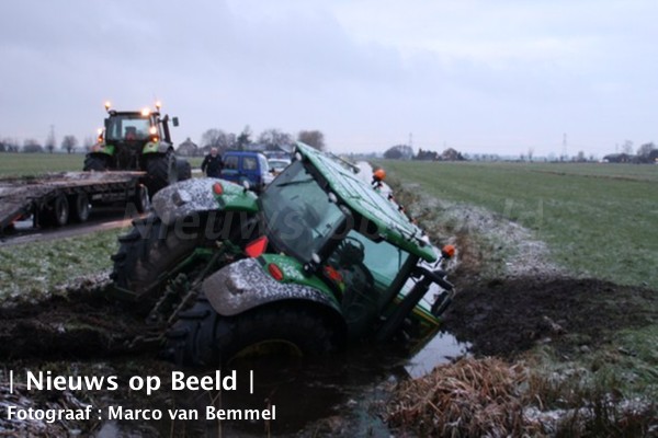 Tractor raakt te water op de Kerkweg in Lekkerkerk