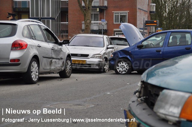 Veel schade na botsing Nieuwenoord Rotterdam IJsselmonde
