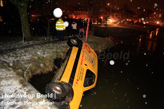 Auto raakt te water Koning Julianaweg Maasland