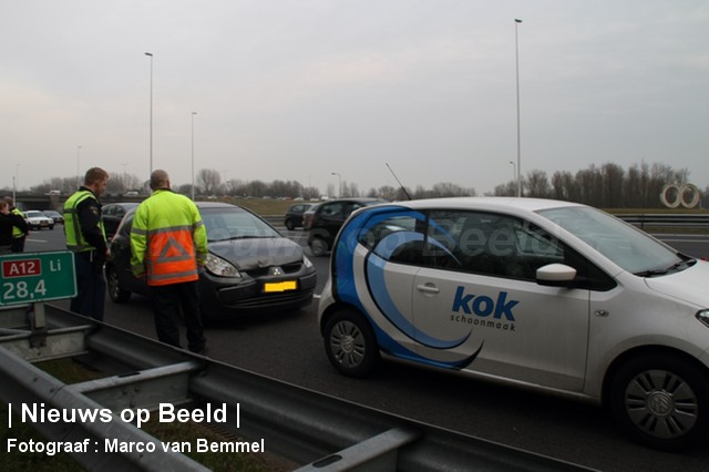 Veel schade na aanrijding tussen twee voertuigen oprit A12 Waddinxveen