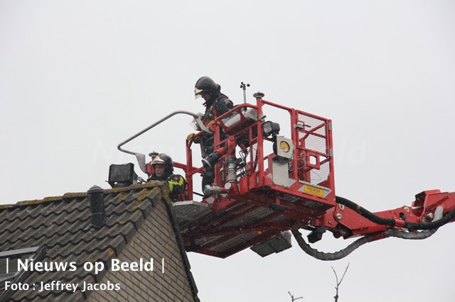 Brandweer onderzoekt schoorsteenbrand Jean Sibelliusstraat Rotterdam (video)