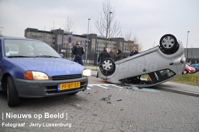Auto slaat over de kop na aanrijding Smeetlandseweg Rotterdam