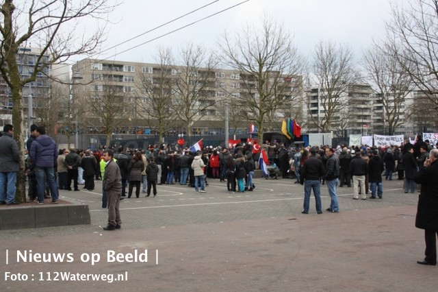 Turkse gemeenschap demonstreert in Rotterdam Zuid