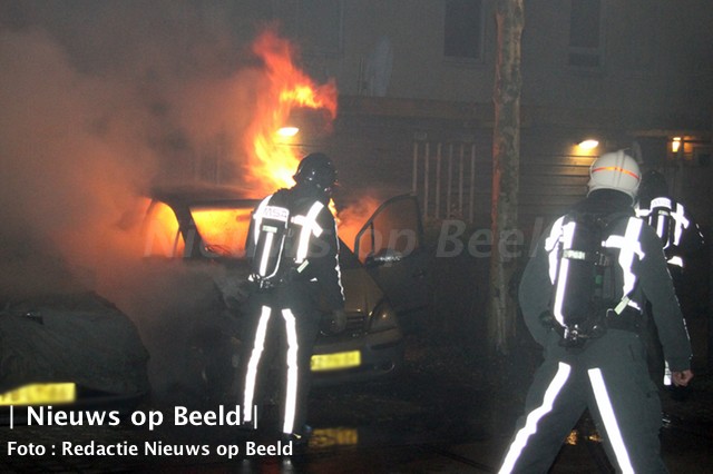 Autobrand op binnenplaats Parallelweg Rotterdam