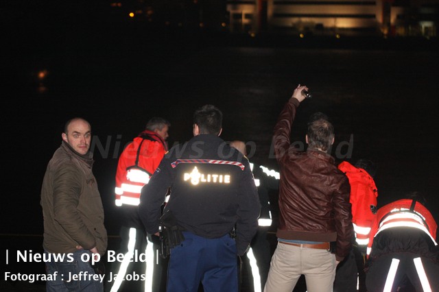 08-03-13-ijsselmonde-hond-water-jeff-6