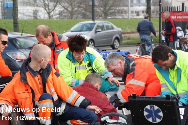 Scooterbestuurder gewond na ongeval met vrachtwagen Kreekweg Vlaardingen
