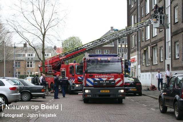 Brandweer verricht onderzoek na rookontwikkeling in portiek Chris Bennekerslaan Rotterdam