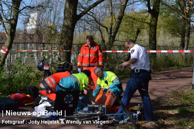 Fietsster zwaargewond na botsing met bromfietser Bosdreef Rotterdam