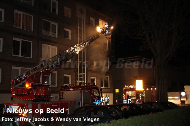 Meerdere slachtoffers na felle woningbrand Chris Bennekerslaan Rotterdam (video)
