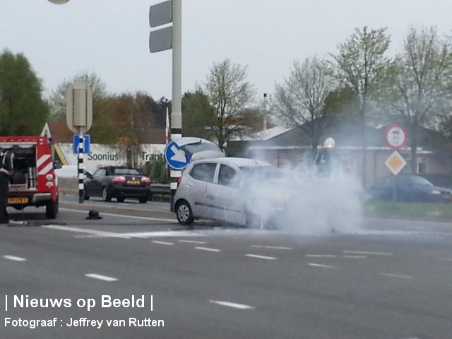 Auto vliegt spontaan in brand voor stoplicht N209 Bergschenhoek