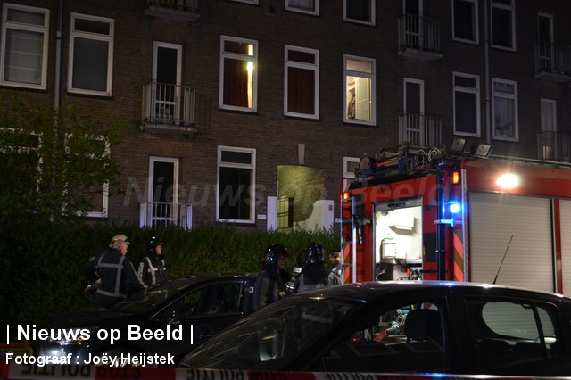 Kleine maar felle brand in woning Brussestraat Rotterdam (video)