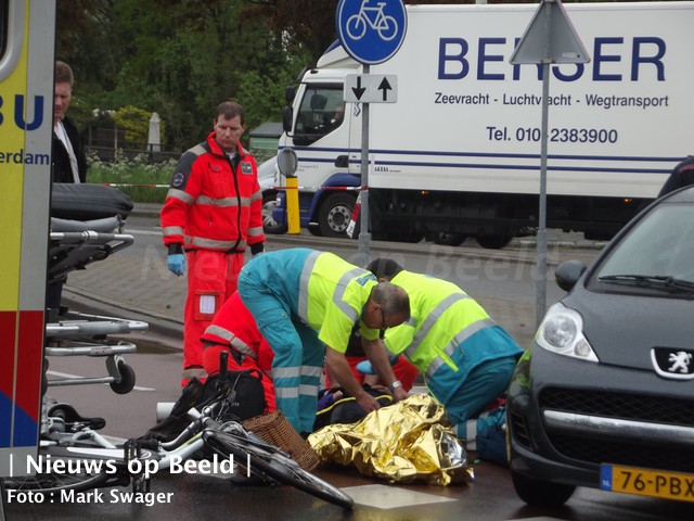 Vrouw op fiets aangereden door auto Terbregseweg Rotterdam (video)