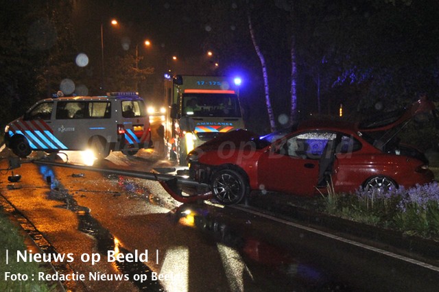 Automobilist knalt op lantaarnpaal Van Beresteijnlaan Capelle a/d IJssel