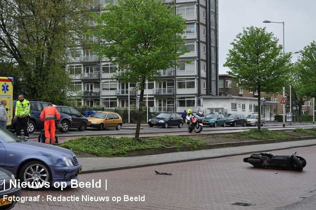 Scooterrijder gewond na botsing met afslaande auto Kralingse Plaslaan Rotterdam (video)