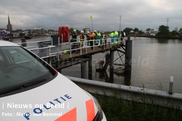 Paniek om gezonken bootje IJsseldijk-Noord Ouderkerk aan den IJssel