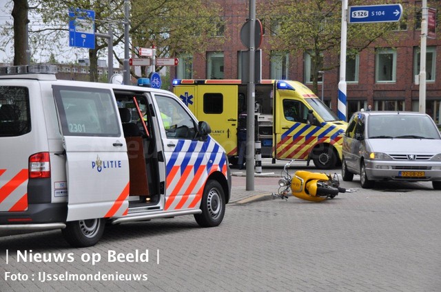 Scooterrijder botst op auto Spinozaweg Rotterdam