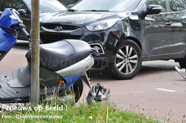 Ongeval tussen scooter en auto Olympiaweg Rotterdam