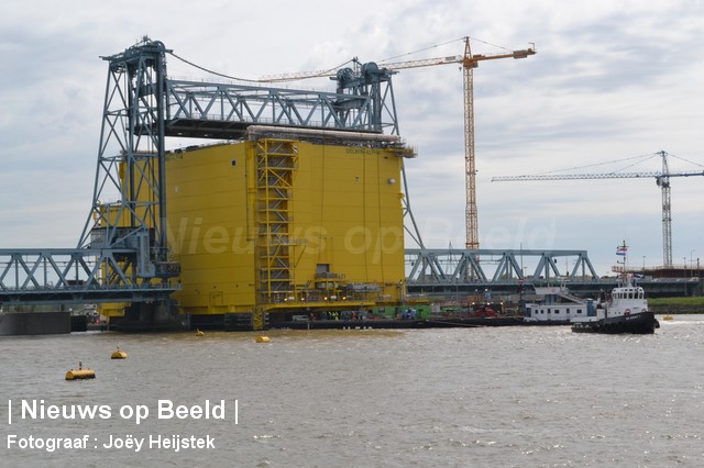 Groot transport elektriciteitsplatform over Oude Maas Rotterdam (video)