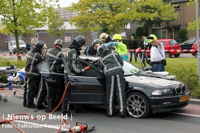Brandweer knipt dak van auto Frederik Hendriklaan Vlaardingen (video)