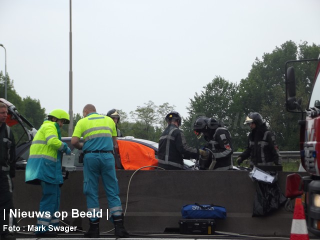 Brandweer knipt persoon uit voertuig na ongeval A16 Rotterdam
