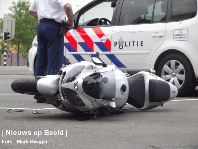 Motorrijder onderuit op het Marconiplein in Rotterdam-Delfshaven