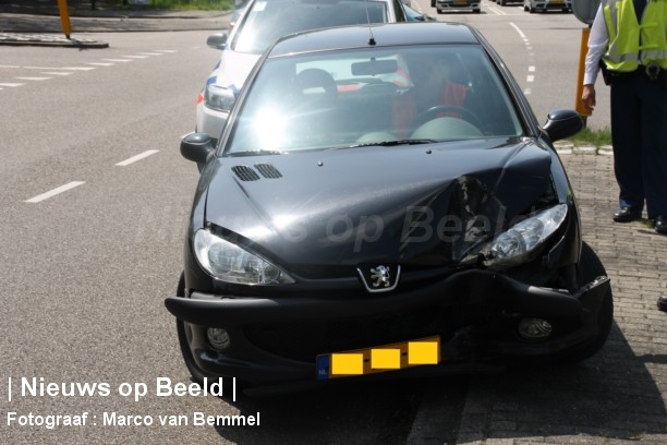 Bestuurder rijdt met auto tegen paal na onwelwording Burgemeester van Reenensingel Gouda