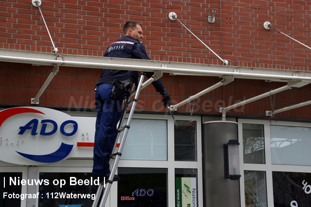 Politie haalt gevaarlijk hangend glas weg Liesveld Vlaardingen