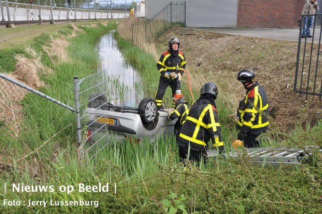 ongeluk auto sloot ongeval over de kop