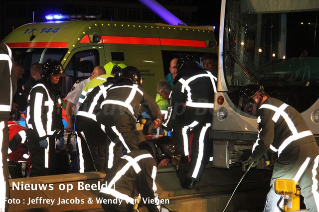 Man (25) overleden na aanrijding met tram Erasmusbrug Rotterdam (video)