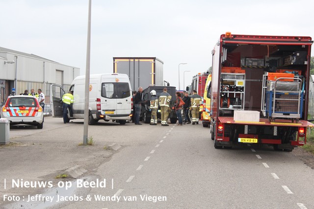 Politie treft slachtoffer ongeval zwaargewond aan tijdens surveillance Zuidelijk Dwarsweg Nieuwerkerk (video)