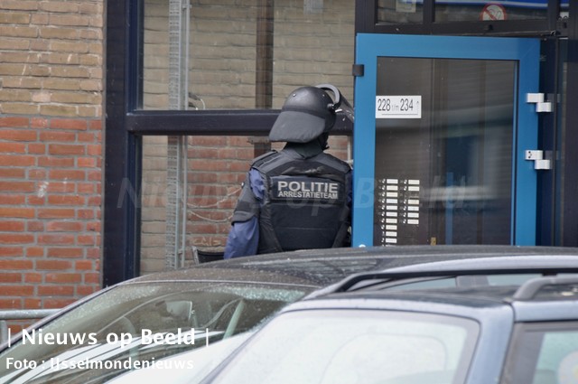 Arrestatieteam doet inval in woning C.D Tuinenburgstraat na mogelijk schietincident IJsselmonde (video)