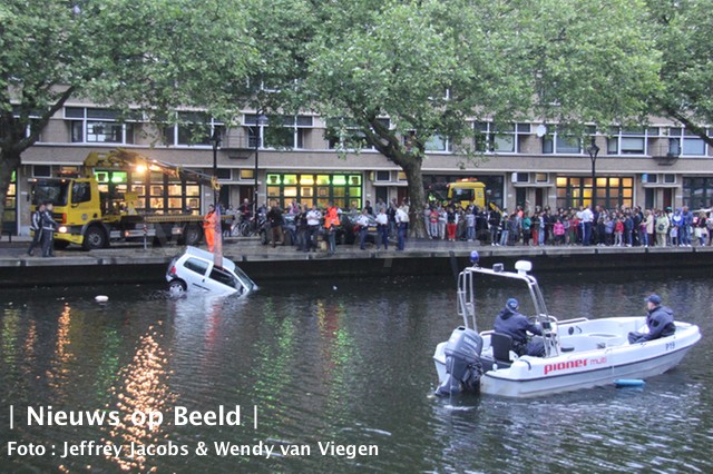 Auto te water na mogelijke parkeerfout Zaagmolenkade Rotterdam (video)